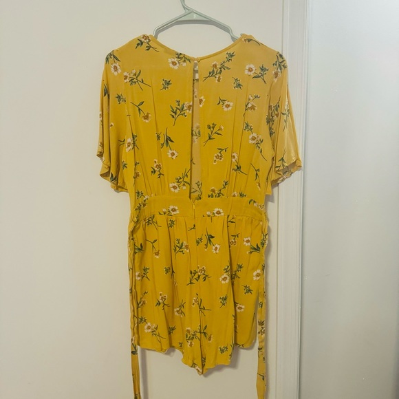 Clad and Cloth Yellow Pastel Floral Daisy Romper Summer Cottagecore Vacation - Picture 4 of 10